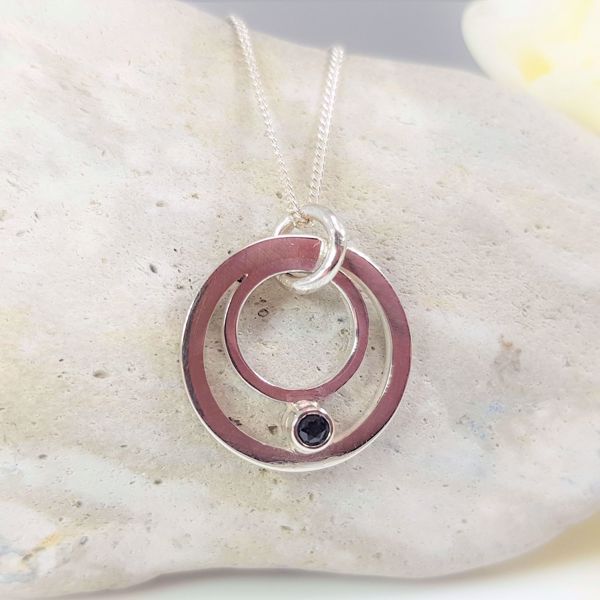 Picture of Small sapphire circle pendant